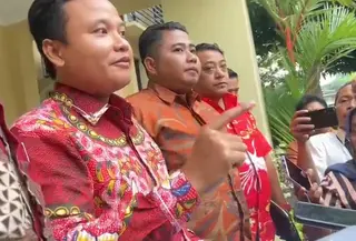 Ketua Umum DPP Madas M Taufik melaporkan Wakil Wali Kota Surabaya Armuji ke Polda Jatim, Selasa (6/1/2026). (Liputan6.com/ Dian Kurniawan)