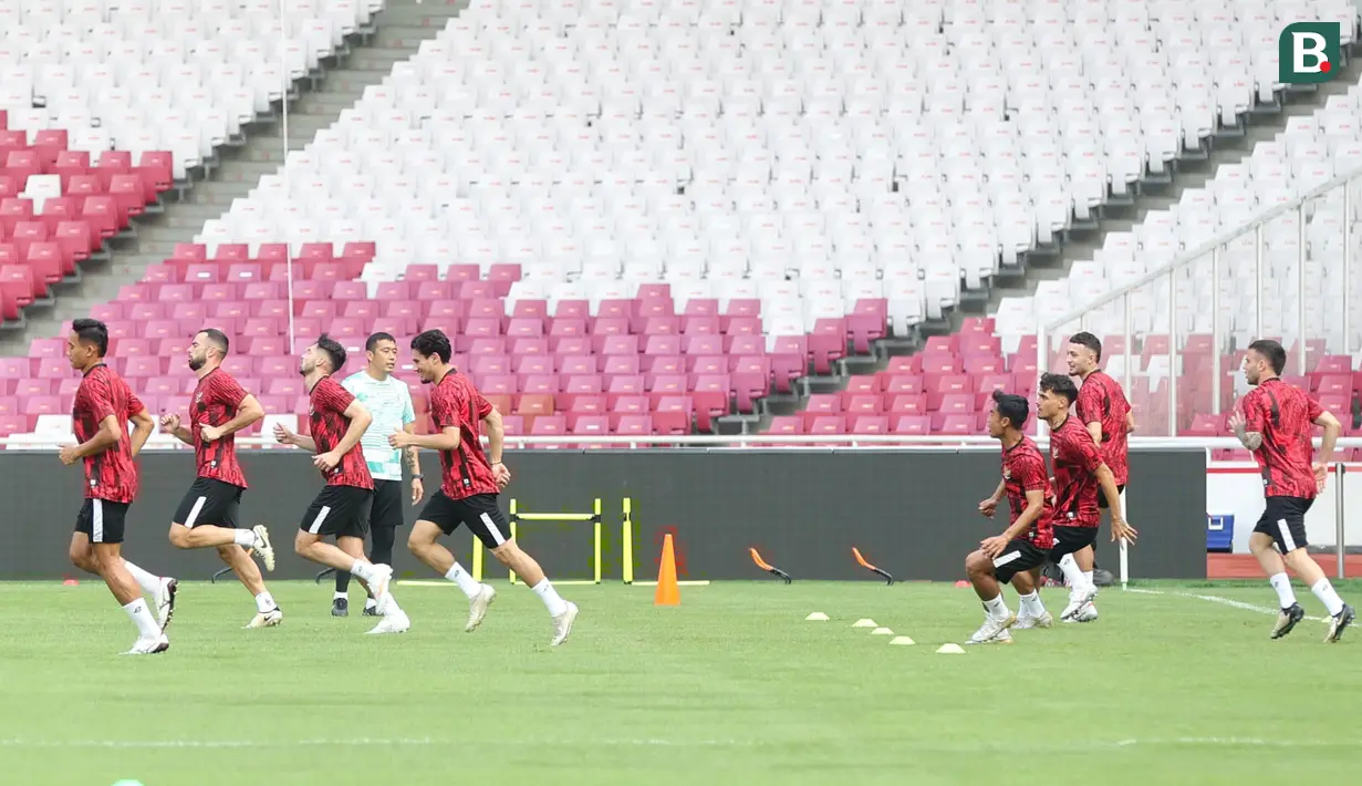 Pemain Timnas Indonesia menjalani sesi latihan resmi di Stadion Utama Gelora Bung Karno (SUGBK), Jakarta, Rabu (5/6/2024). Indonesia akan menghadapi Irak dalam Kualifikasi Piala Dunia 2026. (Bola.com/M Iqbal Ichsan)