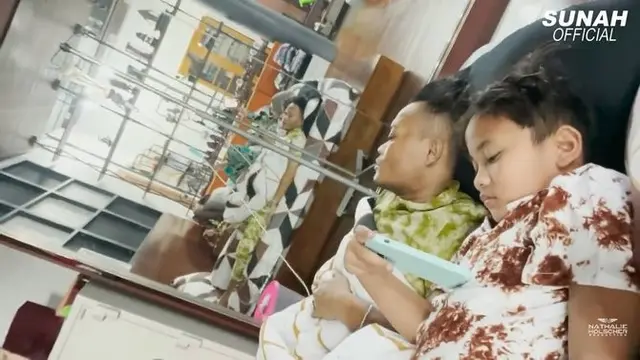 Nathalie Holscher menemani Sule yang sedang sakit