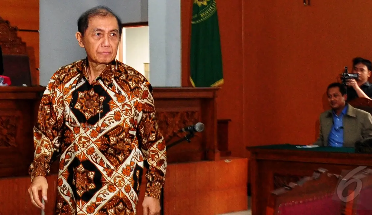 Hadi Poernomo saat menghadiri sidang praperadilan terkait penetapannya sebagai tersangka oleh KPK di Pengadilan Negeri Jakarta Selatan, Selasa (26/5/2015). Hakim Haswandi mengabulkan permohonan praperadilan Hadi Poernomo (Liputan6.com/Yoppy Renato)
