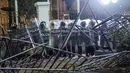 Aparat membalas dengan tembakan gas air mata dan peluru karet. (CONNIE FRANCE/AFP)