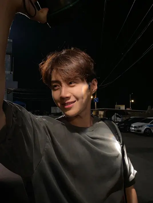 Salah satu daya tarik yang dimiliki oleh Kim Seon Ho adalah lesung pipitnya yang menggemaskan. (FOTO: instagram.com/seonho__kim/)