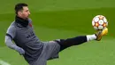 Pemain Paris Saint-Germain Lionel Messi mengontrol bola saat sesi latihan di Stadion Bernabeu, Madrid, Spanyol, 8 Maret 2022. Paris Saint-Germain akan menghadapi Real Madrid pada pertandingan sepak bola Liga Champions. (AP Photo/Manu Fernandez)