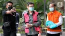 Komisaris PT Hanson International Tbk (MYRX), Benny Tjokrosaputro (kiri) dan Plt Kepala Dinas PUPR Muara Enim, Ramlan Suryadi (kanan) akan menjalani pemeriksaan oleh penyidik di Gedung KPK, Jakarta, Selasa (9/6/2020). (merdeka.com/Dwi Narwoko)