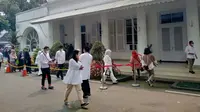 Sejumlah tamu mendatangi Gedung Pakuan di Kota Bandung untuk mengikuti pengajian mendoakan Emmeril Kahn Mumtadz atau Eril di Gedung Pakuan Kota Bandung, Sabtu (4-6/2022). (Foto: Liputan6.com/Huyogo Simbolon)