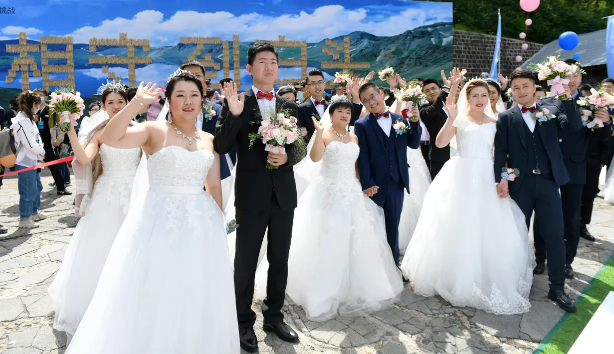 Para pasangan yang bergabung dalam perjuangan melawan COVID-19 mengikuti nikah massal di Provinsi Jilin, China, Rabu (8/7/2020). Nikah massal ini dihelat untuk 50 pasangan dari seluruh China yang telah berjuang melawan COVID-19 dan menunda pernikahan mereka. (Xinhua/Lin Hong)