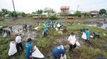 Proses bersih- bersih di kawasan Sungai Kali Lo oleh relawan Sungai Watch (Istimewa)