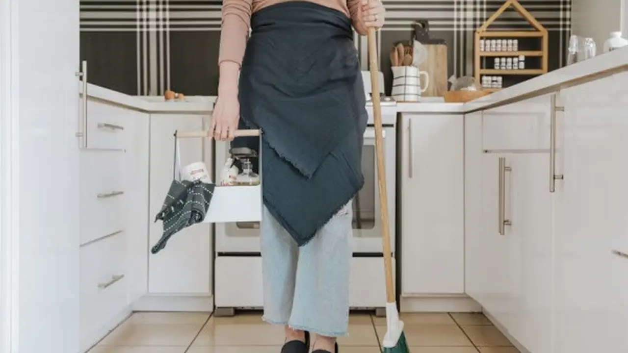 Ilustrasi membersihkan lantai dapur rumah yang licin/Photo by Josue Michel on Unsplash