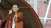 Asisten manajer Persepam Madura Utama, Nadi Mulyadi, kecopetan Iphone 6 miliknya saat melawat ke markas PSBK. (Bola.com/Robby Firly)