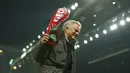Ekspresi kegembiraan pelatih Manchester United, Jose Mourinho usai timnya memastikan lolos ke final Liga Europa di Old Trafford, Manchester (11/5/2017). Manchester United menang agregat 2-1. (AP/Dave Thompson)
