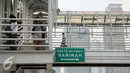 Sejumlah pejalan kaki menuruni anak tangga Jembatan Penyeberangan Orang (JPO) di kawasan Thamrin, Jakarta, Jumat (20/11). Gubernur DKI Jakarta Basuki T Purnama akan menghilangkan JPO di sepanjang Jalan Sudirman-MH Thamrin. (Liputan6.com/Faizal Fanani)