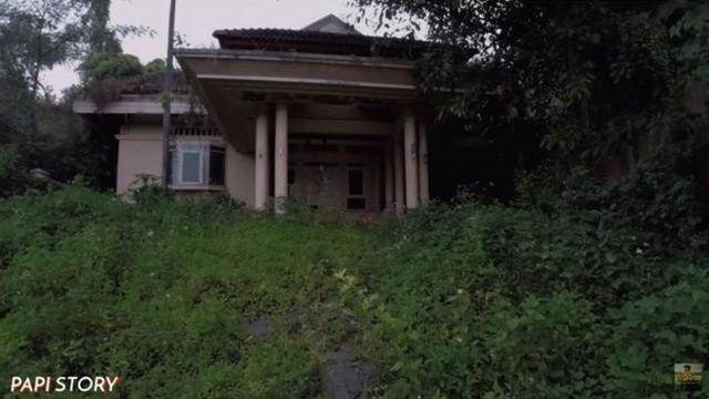 7 Potret Rumah Suzzanna yang Terbengkalai 10 Tahun, Seram Bikin Merinding