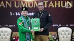 Ketua Komisi Pemilihan Umum (KPU) Hasyim Asy'ari (kanan) menerima berkas pendaftaran dari Ketua Umum Partai Persatuan Pembangunan (PPP) Suharso Monoarfa saat Pendaftaran Partai Politik Calon Peserta Pemilu tahun 2024 di Gedung KPU, Jakarta, Rabu (10/8/2022). KPU menerima berkas dari 4 partai politik yang mendaftar sebagai calon peserta Pemilu 2024 di hari kesepuluh pendaftaran. (Liputan6.com/Faizal Fanani)