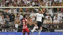 Penjaga gawang Atletico Madrid, Jan Oblak (kanan) melakukan penyelamatan saat ia bersaing dengan pemain depan Valencia, Maxi Gomez selama pertandingan lanjutan La Liga Spanyol di stadion Mestalla di Valencia (30/8/2022). Atletico Madrid menang tipis atas tuan rumah Valencia 1-0. (AFP/Jose Jordan)