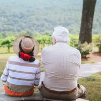 Ilustrasi lansia. Sumber foto: unsplash.com/Christian Bowen.