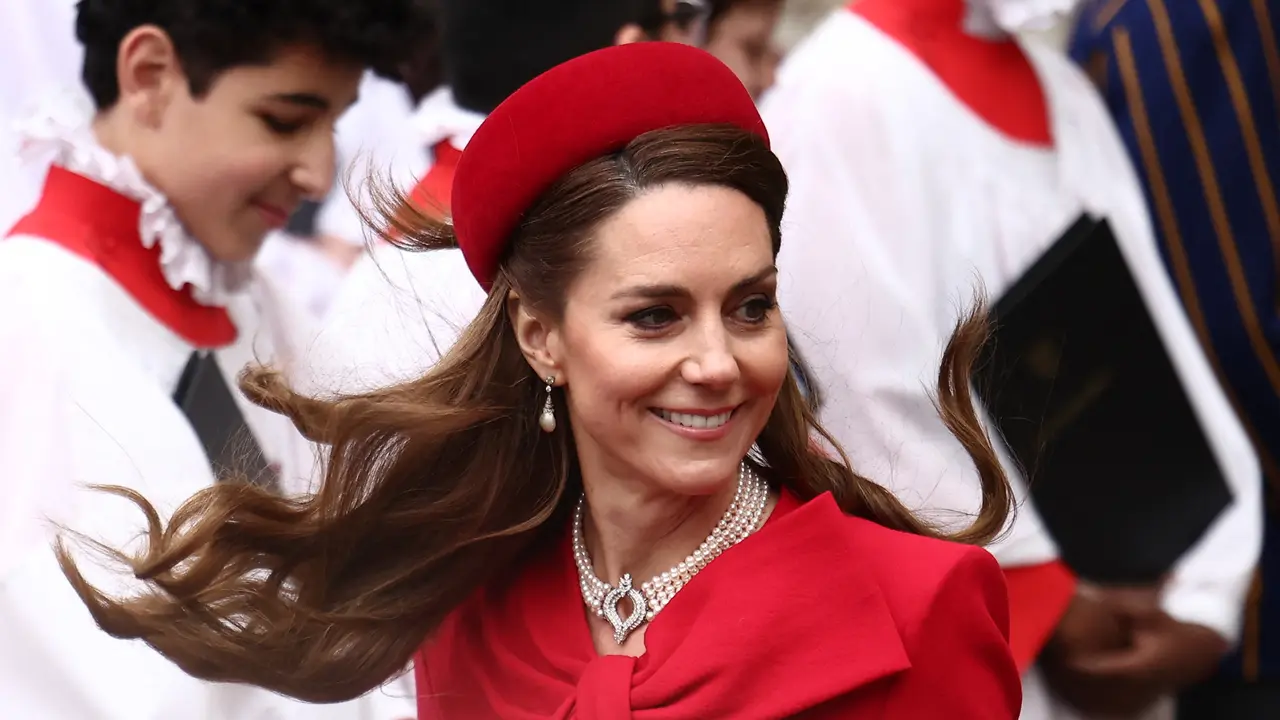 Kate Middleton Berbalut Gaun Merah Merona Saat Rayakan Hari Persemakmuran, Kenakan Ulang Kalung Mutiara