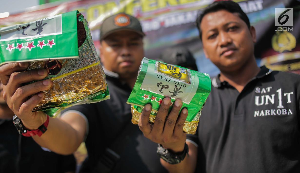 Petugas kepolisian menunjukkan barang bukti sabu saat rilis kasus narkotika jaringan Internasional Malaysia-Indonesia di Polres Jakarta Barat, Selasa (16/7/2019). Polisi berhasil mengamankan Empat tersangka. (Liputan6.com/Faizal Fanani)