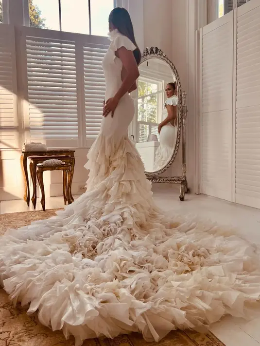 Gaun model turtleneck ini memiliki siluet yang membentuk tubuh dengan detail ruffles spektakuler di ujungnya.  Menurut Vogue, lebih dari 1.000 saputangan dilekatkan pada gaun itu untuk menciptakan rok ruffle yang tebal. (Instagram/ralphlauren).