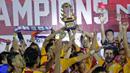 Selebrasi kemenangan Arema Cronus saat menerima trofi juara di turnamen sepak bola Bali Island 2016 usai mengalahkan Persib Bandung di Stadion Kapten I Wayan Dipta, Gianyar, Bali Selasa (23/2/2016). (Bola.com/Peksi Cahyo)