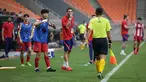 Pelatih kepala Atletico Madrid U-18, Daniel Perez (tengah) dan Jacobo De Oro Lorenzo melakukan protes terhadap wasit saat laga International Youth Championship 2021 melawan Barcelona U-18 di Jakarta International Stadium, Jakarta, Jumat (15/04/2022). (Bola.com/Bagaskara Lazuardi)