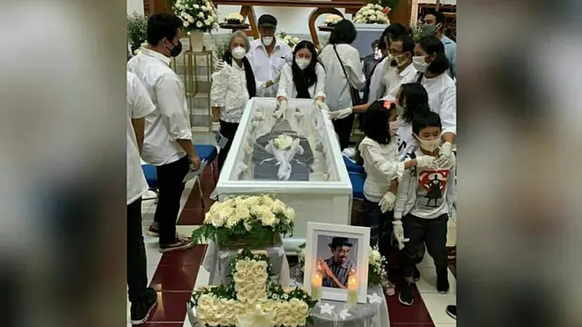 6 Potret Ketegaran Mutia Ayu Saat Melepas Kepergiaan Jenazah Glenn Fredly
