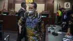 Terdakwa kasus dugaan korupsi penyediaan infrastruktur base transceiver station (BTS) 4G dan infrastruktur pendukung paket 1, 2, 3, 4 dan 5 dari BAKTI Kementerian Komunikasi dan Informatika (Kemenkominfo) tahun 2020 sampai 2022 Yohan Suryanto meninggalkan ruang sidang usai menjalani sidang dengan agenda pembacaan putusan sela oleh Majelis Hakim di Pengadilan Tipikor, Jakarta, Selasa (18/7/2023). (Liputan6.com/Johan Tallo)
