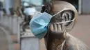 Patung monyet yang berada di Kebun Binatang Beijing, China terlihat dipakaikan masker sebagai bentuk protes polusi udara, 19 Desember 2016. Pemerintah Beijing telah menetapkan siaga merah terhadap polusi udara yang sangat tinggi. (AFP PHOTO/STR/China OUT)