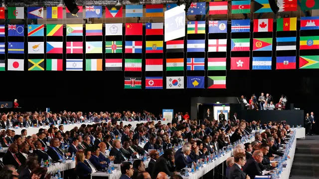 Trofi Piala Dunia ditampilkan dalam Kongres FIFA di Moskow, Rusia, Rabu (13/6). Sebagian pengamat memprediksi Maroko akan gagal untuk menjadi tuan rumah Piala Dunia 2026. (AP Photo/Pavel Golovkin)