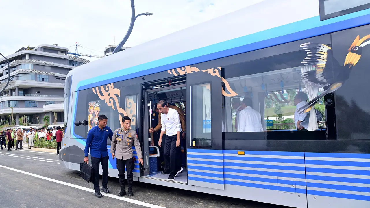 Presiden Joko Widodo (Jokowi) mengungkap pentingnya transportasi massal ramah lingkungan di kota-kota besar di Indonesia. Menyusul, hadirnya trem otonom di Ibu Kota Nusantara (IKN).