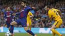 Gelandang Barcelona, Andre Gomes, menghindari kejaran bek Atletico Madrid, Diego Godin, pada laga La Liga Spanyol di Stadion Camp Nou, Barcelona, Minggu (4/3/2018). Barcelona menang 1-0 atas Atletico. (AFP/Pau Barrena)