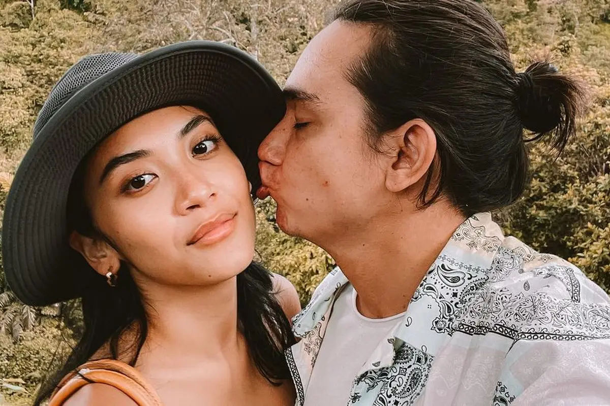 [Fimela] Potret romantisme Adipati Dolken dan Canti Tachril