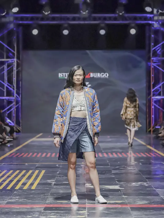 Tities Sapoetra menghadirkan koleksi “Ground Zero”, Howard Laurent menyuguhkan “Palazzo”, Jesslin Viola mengusung “Coeval Heritage” dengan batik kontemporer Solo, Mira lewat labelnya Zola Leather menghadirkan 8 tas unik bertajuk “Walatra”, Bintang lewat B BY Bien menghadirkan cerita dari Kalimantan Tengah “Dara Ruai”, Dery Rizkianto dengan labelnya The Rizkianto yang baru saja show di Milan menghadirkan gaun malam “Demeanour” yang teirnspirasi dari masa keemasan Hollywood yang glamor, sementara Jenny Yohana Kansil dengan label JYK membawa capsule collection yang bertemakan “Harapan”