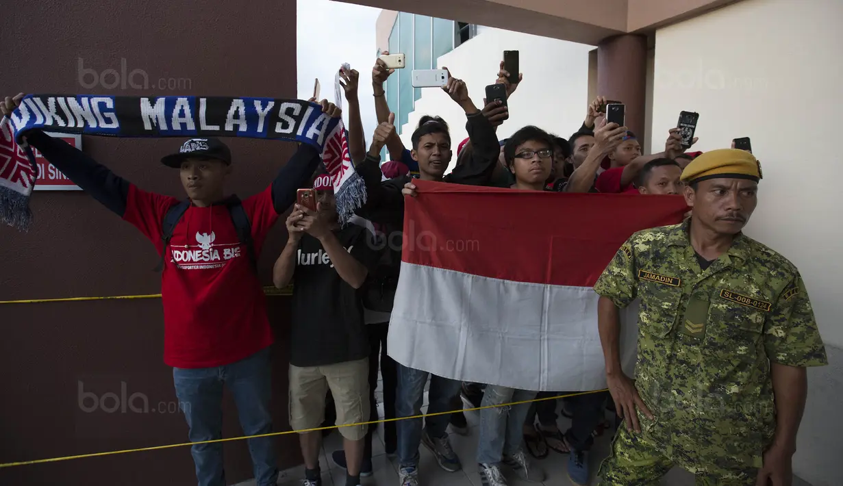 Suporter menyambut kedatangan Timnas Indonesia di Stadion MPS, Selangor, Selasa (22/8/2017). Indonesia akan menghadapi Vietnam pada  laga keempat Grup B SEA Games 2017. (Bola.com/Vitalis Yogi Trisna)
