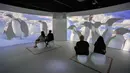 Orang-orang menonton video yang menampilkan Antarktika di ruang pameran di Museum Institut Ilmu Pengetahuan Alam Kerajaan Belgia di Brussel, Belgia (15/9/2020).  (Xinhua/Zheng Huansong)