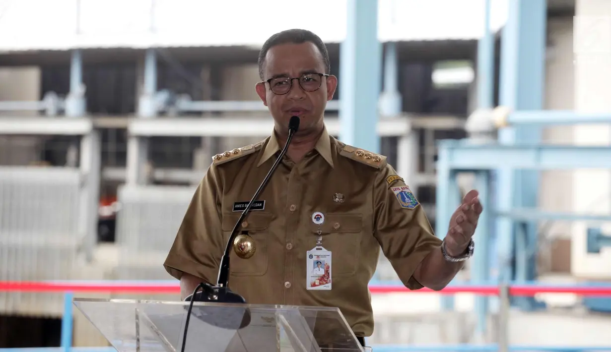 Gubernur DKI Jakarta Anies Baswedan saat kunjungan ke Pintu Air Manggarai, Jakarta, Selasa (30/1). Kunjungan ini bentuk kerjasama penanganan sampah terintegrasi antara Indonesia dengan World Bank, Norwegia dan Denmark. (Liputan6.com/Arya Manggala)