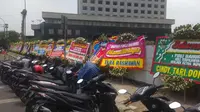 Puluhan karangan bunga berjejer di sekitar Gedung KPK, Jakarta Selatan, Selasa (17/9/2019). Karangan bunga itu sebagai ucapan selamat kepada Firli Bahuri cs yang terpilih menjadi pimpinan KPK periode 2019-2023. (Fachrur Rozie/Liputan6.com)