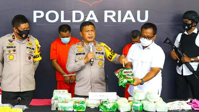 Kapolda Riau Irjen Agung Setya Imam Effendi memperlihatkan kemasan susu cokelat yang berisi narkoba jenis sabu.