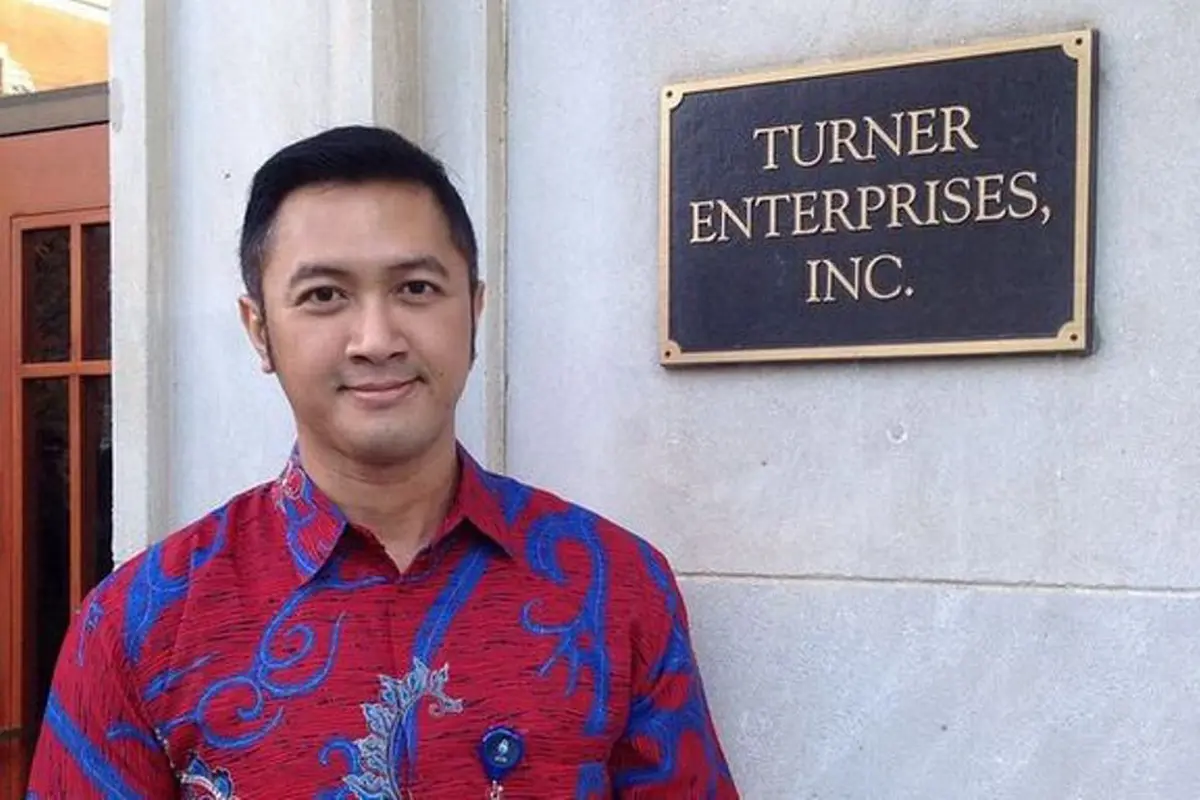 Gantengnya Andrie Djarot Saat Kenakan Baju Batik Semasa Hidup