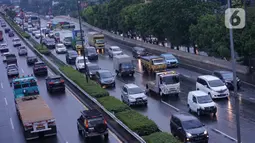 Kendaraan melintasi Jalan Tol Lingkar Dalam Jakarta di Cilandak, Jakarta Selatan, Jumat (2/10/2020). Direktorat Lalu Lintas Polda Metro Jaya mencatat jumlah kendaraan yang melintas pada jalur protokol menurun 21 persen ketika pemberlakuan PSBB Jakarta saat ini. (Liputan6.com/Immanuel Antonius)