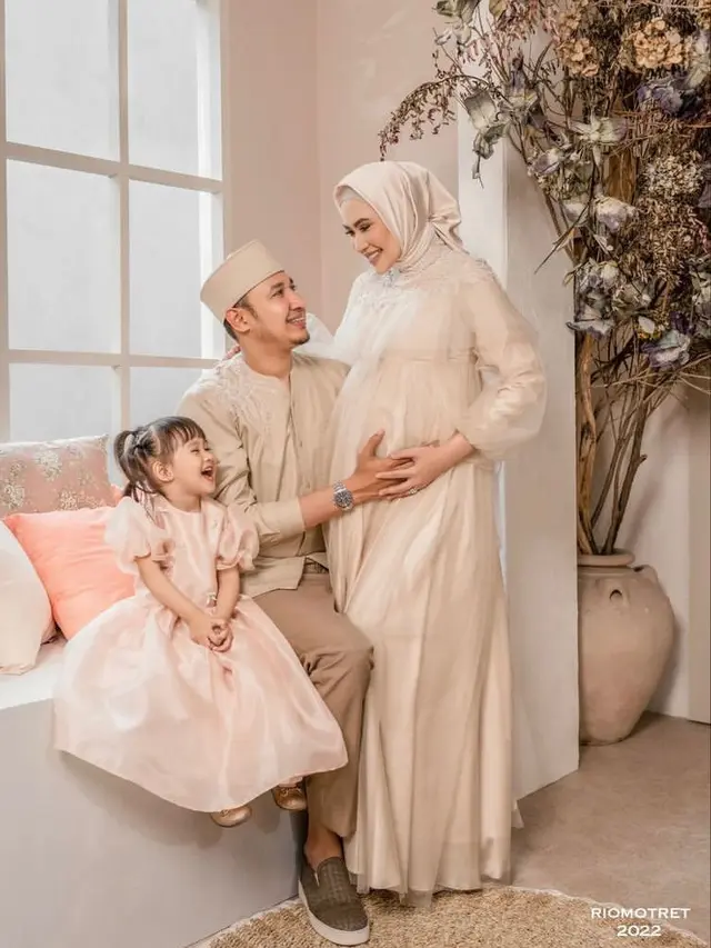 Hamil Anak ke-2, Ini 7 Gaya Maternity Shoot Kartika Putri Bergaun Krem
