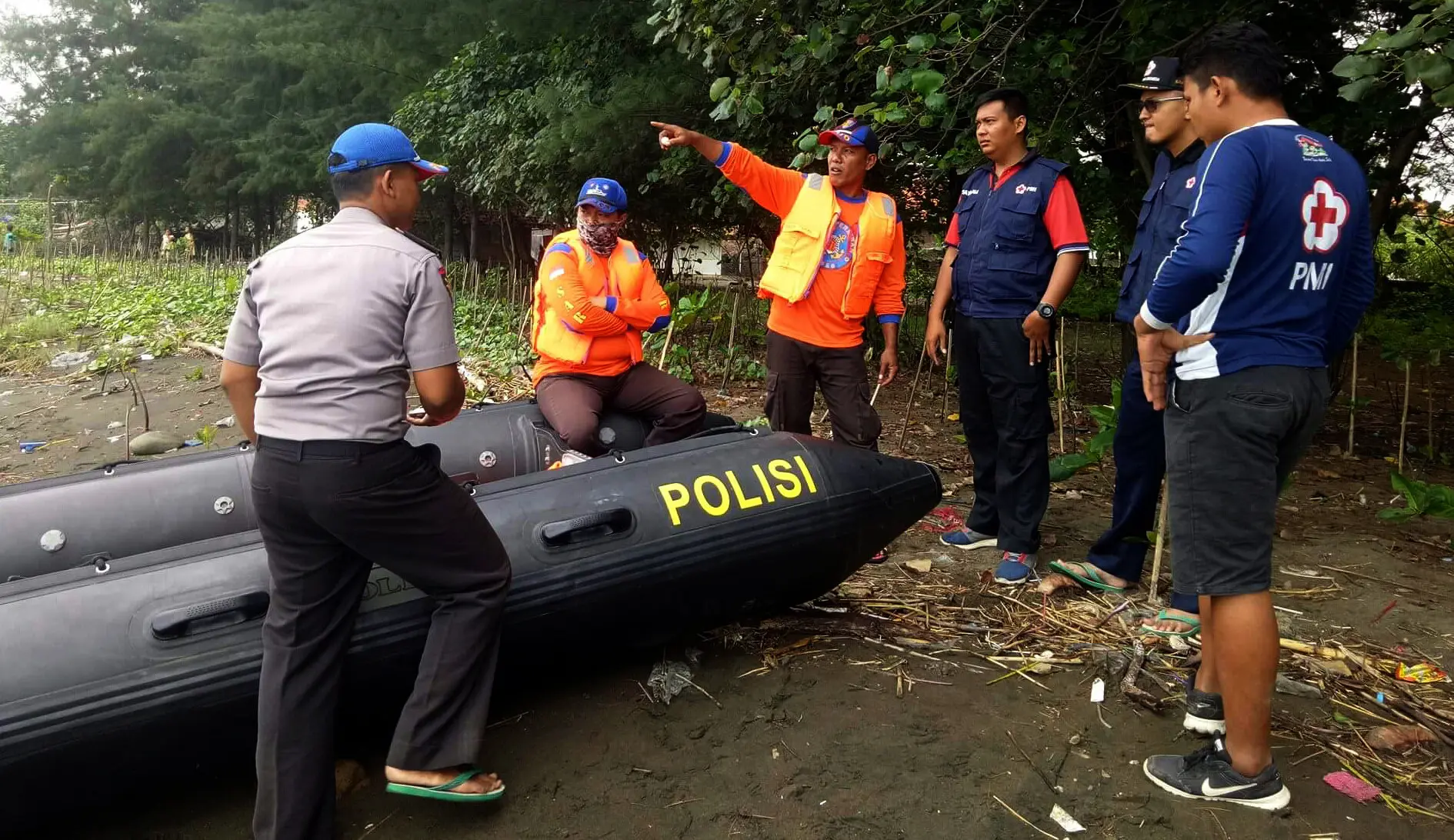 Tim SAR gabungan masih mencari tiga korban kapal nelayan tenggelam di perairan Tegal dan Pemalang, Jawa Tengah. (Liputan6.com/Fajar Eko Nugroho)