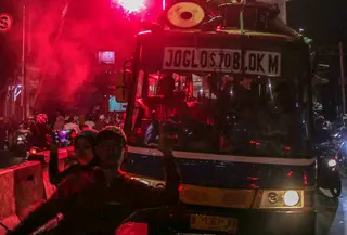 Warga konvoi menggunakan bus saat merayakan malam takbiran menyambut Hari Raya Idul Fitri 2019 di kawasan Tanah Abang, Jakarta, Selasa (4/6/2019). Pemerintah menetapkan Hari Raya Idul Fitri 1440 Hijriah jatuh pada hari Rabu 5 Juni 2019. (Liputan6.com/Faizal Fanani)