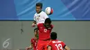 Bek timnas Indonesia U-23, Agung Prasetyo (atas) berebut bola dengan Pravin Guanasagaran (Singapura) di laga penyisihan Grup A SEA Games 2015 di Stadion Jalan Besar Singapura, Kamis (11/6/2015). Indonesia unggul 1-0. (Liputan6.com/Helmi Fithriansyah)
