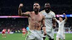 Pemain Real Madrid, Dani Carvajal melakukan selebrasi setelah mencetak gol kemenangan untuk timnya pada laga lanjutan Liga Spanyol 2023/2024 melawan Almeria di Santiago Bernabeu, Madrid, Spanyol, Senin (22/01/2024) dini hari WIB. (AFP/Pierre-Philippe Marcou)