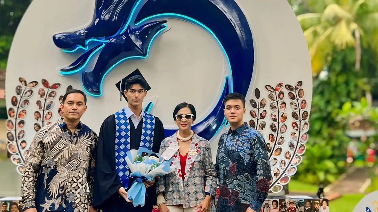 Potret Wisuda Marciano Nicholas Anak Diah Permatasari, Penuh dengan Tangisan Haru