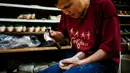 Pekerja menyelesaikan pembuatan sepatu pointe di bengkel perusahaan Grishko, Moskow, Rusia, 25 Februari 2020. Grishko telah melakukan diversifikasi ke pakaian dan jenis sepatu tari lainnya, tetapi sepatu balet adalah hati dan jiwa perusahaannya. (Dimitar DILKOFF/AFP)