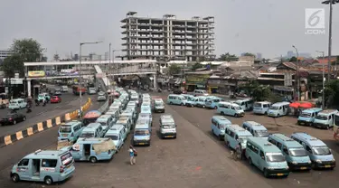 Angkutan kota (angkot) terparkir di Terminal Kampung Melayu, Jakarta, Selasa (10/7). Pemprov DKI Jakarta menargetkan seluruh operator angkot sudah bergabung dengan program OK Otrip pada akhir Juli 2018. (Merdeka.com/Iqbal Nugroho)