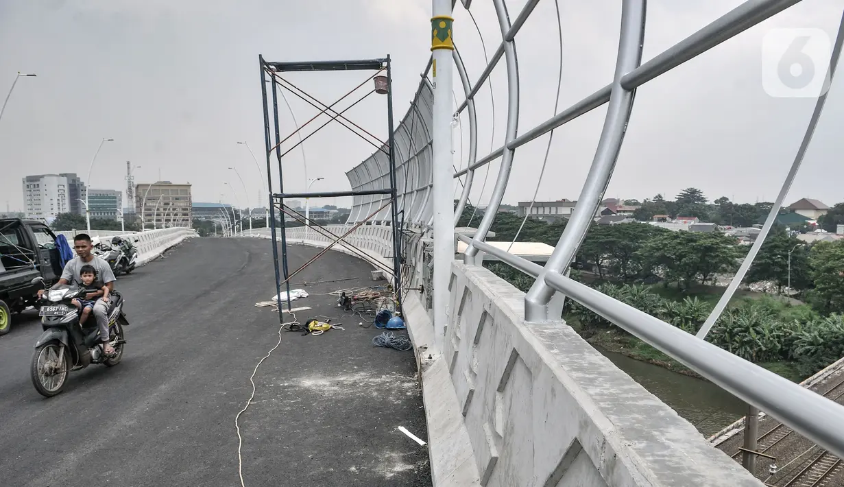 Pengendara sepeda motor saat melintas di jalan layang (Flyover) Cakung, Jakarta Timur, Selasa (16/3/2021). Progres pembangunan flyover yang menghubungkan kawasan Duren Sawit dengan Cakung tersebut saat ini telah mencapai 96,44 persen. (merdeka.com/Iqbal S. Nugroho)