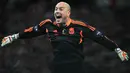 Pepe Reina merupakan salah satu kiper terbaik yang pernah berseragam Liverpool. Pria asal Spanyol tersebut tercatat telah membukukan 394 penampilan dengan mencatatkan 177 clean sheet selama membela The Reds. Reina meninggalkan Liverpool pada tahun 2014 menuju Bayern Munchen. Sayangnya, kariernya di Allianz Stadium hanya bertahan semusim saja. (AFP/Glyn Kirk)