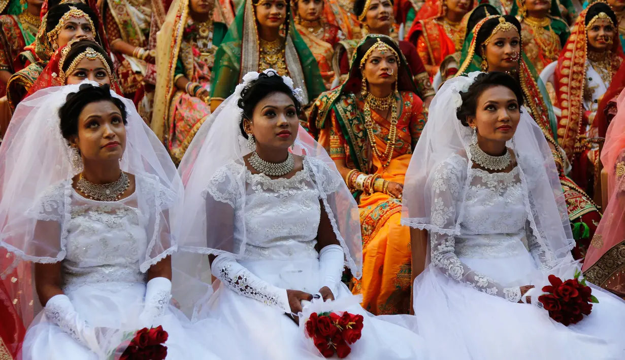 Ratusan pengantin duduk bersama saat nikah massal di Surat, India, Minggu (23/12). Mahesh Savani  telah mendanai pernikahan anak-anak yatim di Kota Surat selama beberapa tahun. (AP/Ajit Solanki)